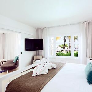 Beachfront Honeymoon Suite